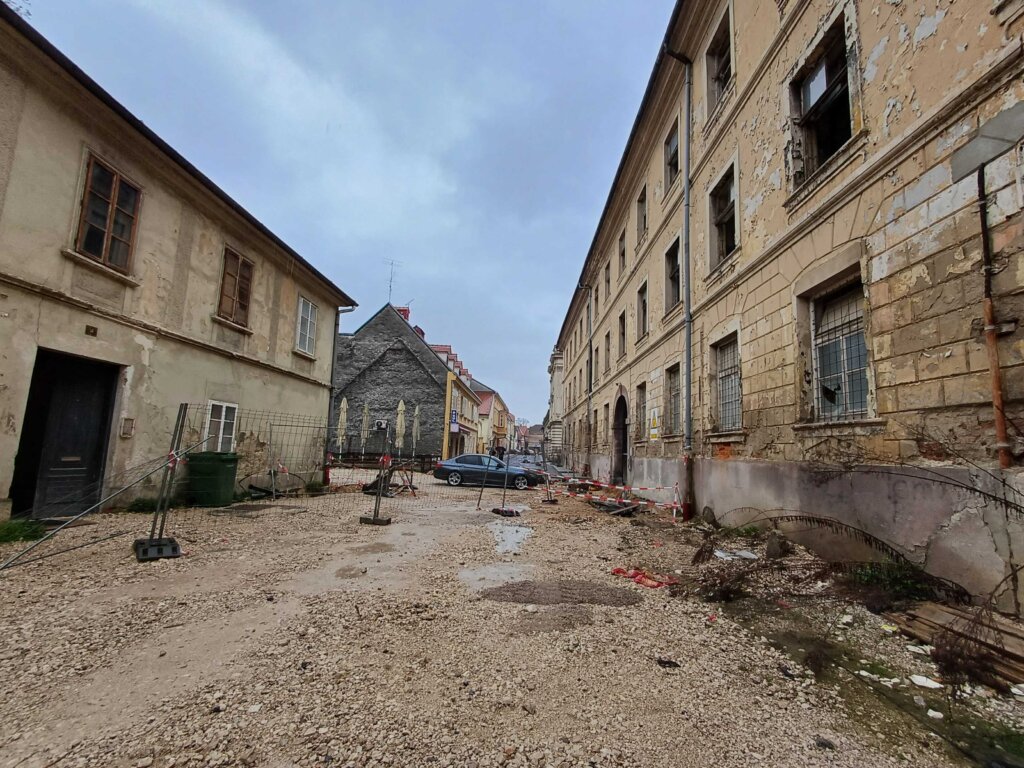 Kad se šteta mjeri pukotinama, a odgovori brifinzima – problem nije politika, nego sustav.